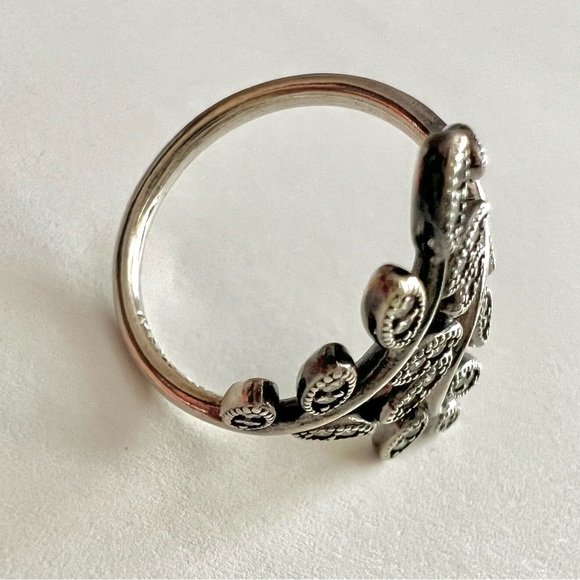 Pandora Sparkling leaves ring collectible - Picture 9 of 12
